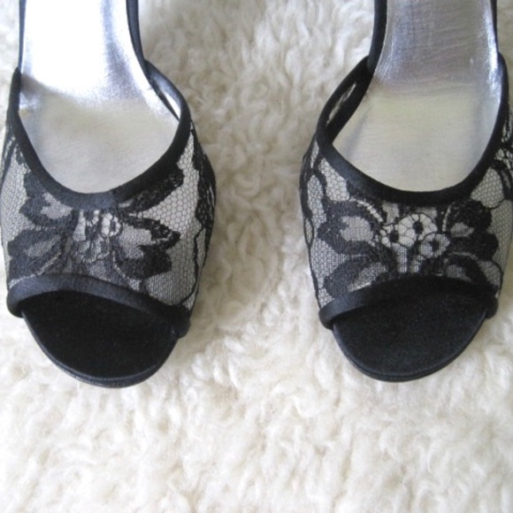 Stuart Weitzman Lace /Satin Pump - Picture 3 of 15